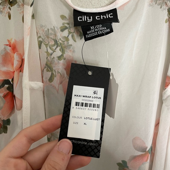 City Chic NWT Lotus Lust Maxi Wrap Dress Floral White XL/22 - Picture 2 of 8